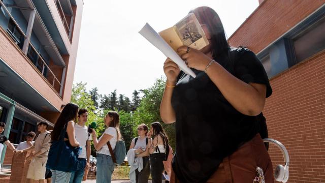 Estudiantes preparando los exámenes de la PAU.
