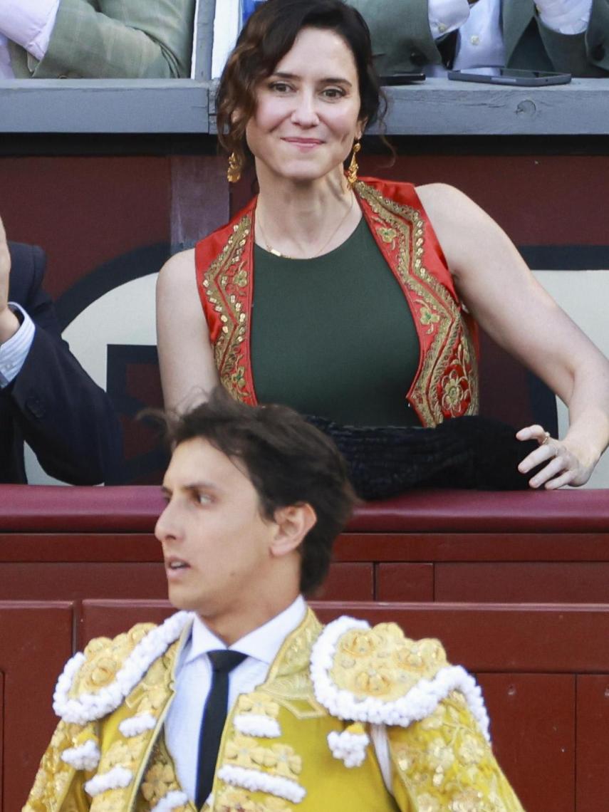 Isabel Díaz Ayuso en Las Sales viendo a Roca Rey.