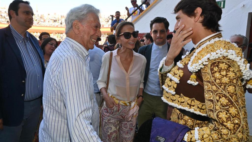 Mario Vargas Llosa e Isabel Preysler con Roca Rey en una celebración de corridas de toros en EstePona, en julio de 2022.