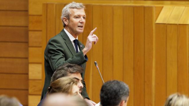 Alfonso Rueda respondiendo a la oposición.