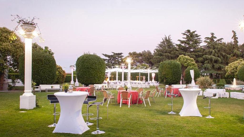 El restaurante Mirador de Cuator está ubicado en el aeródromo de cuatro vientos en Madrid.