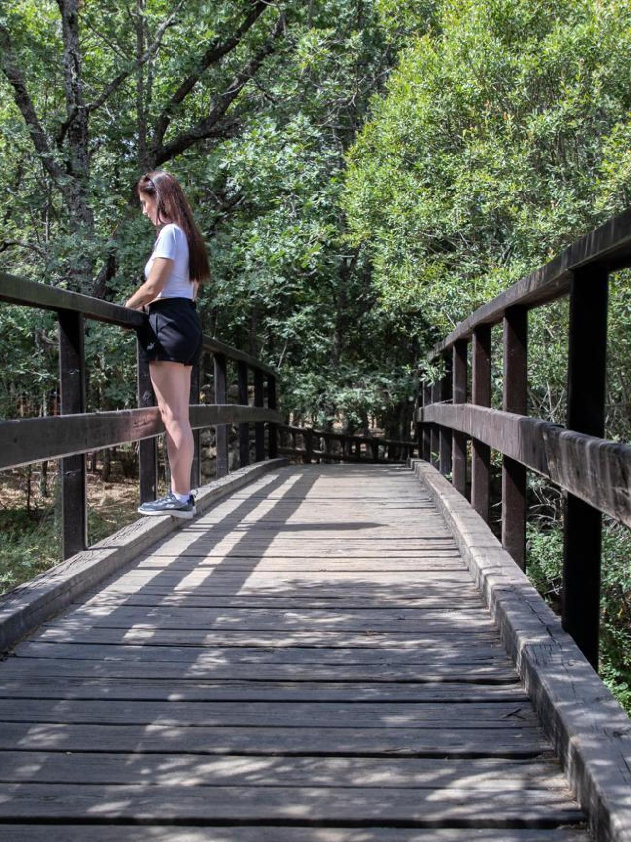Uno de los puentes de las piscinas naturales de Las Presillas de Rascafría.