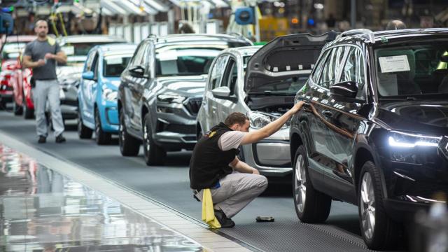 Operarios en la fábrica de Volkswagen en Eslovaquia
