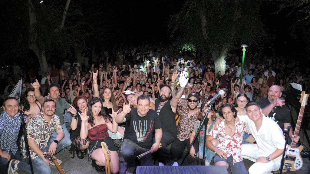 'YUNROCK'.