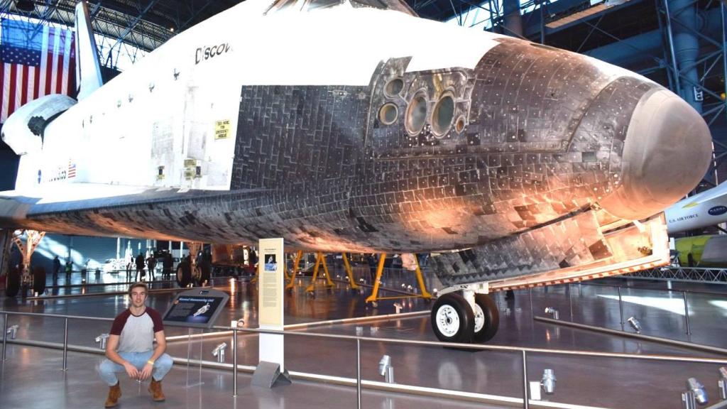 Álvaro posa junto a la Space Shuttle “Discovery” en (Chantilly, Virginia. EEUU)