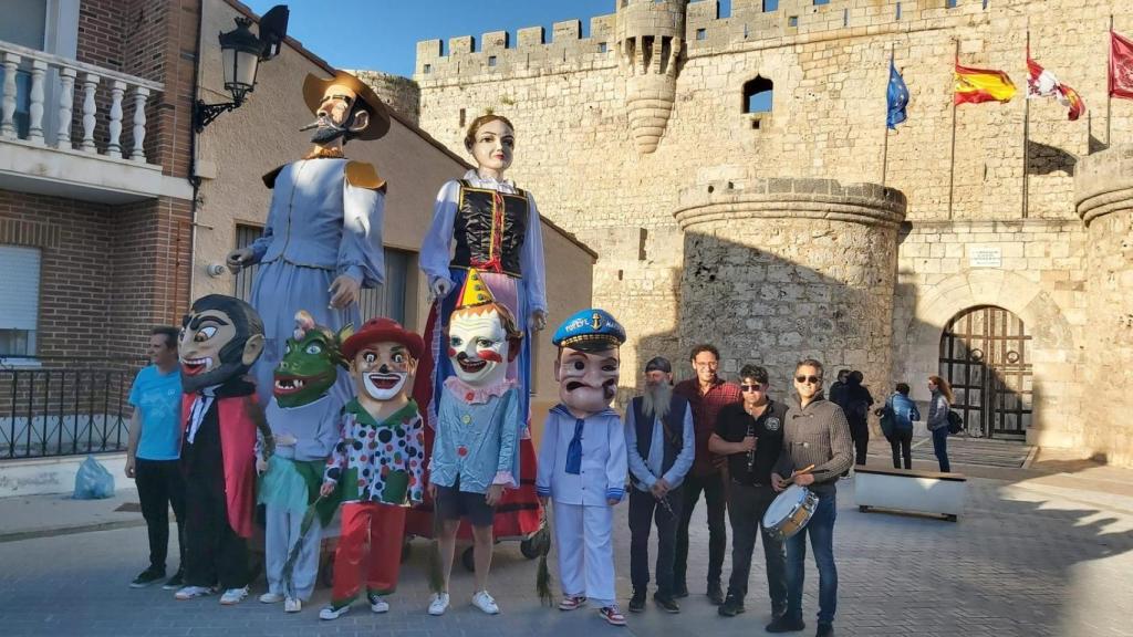Gigantes y cabezudos junto al castillo de Portillo
