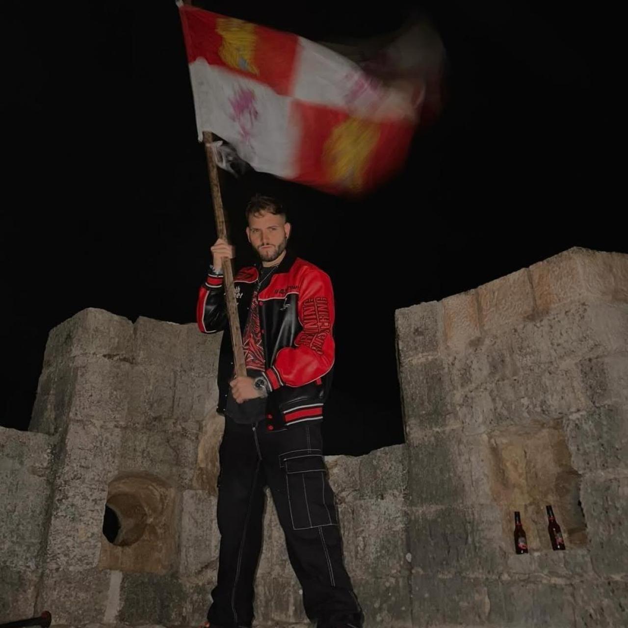El alcalde de La Matilla enarbolando la bandera de Castilla y León