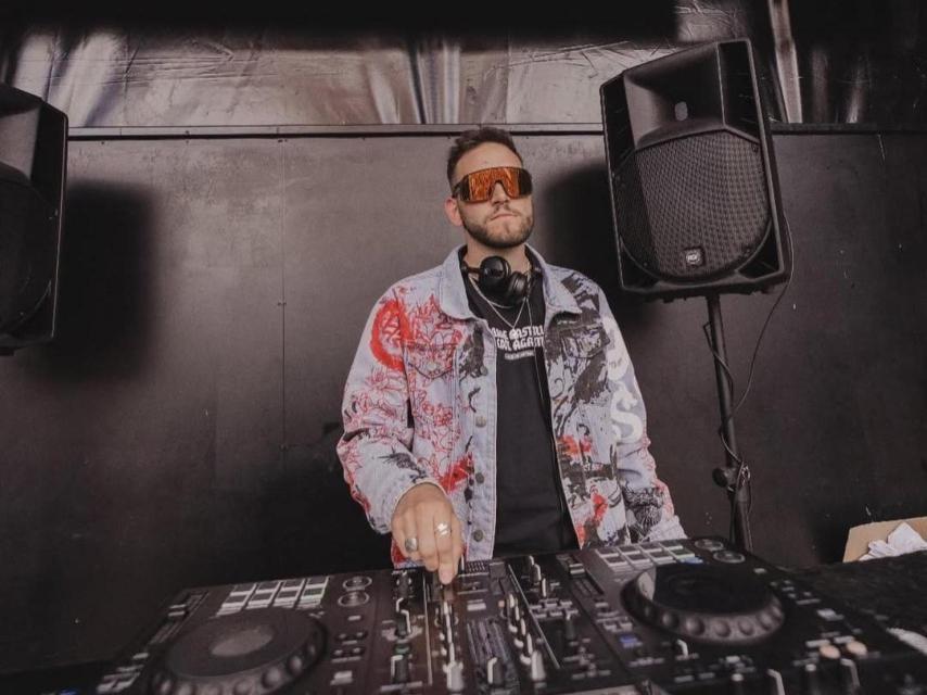 Diego Hernández, trabajando como DJ