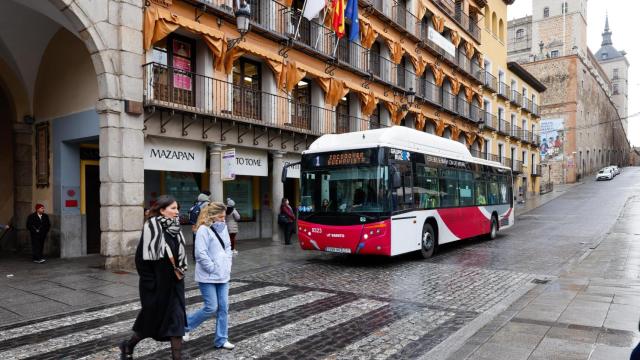 Un autobús urbano de Toledo transita por Zocodover.
