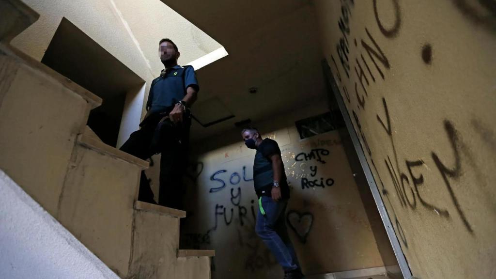 Agentes de la Guardia Civil en un piso okupado.