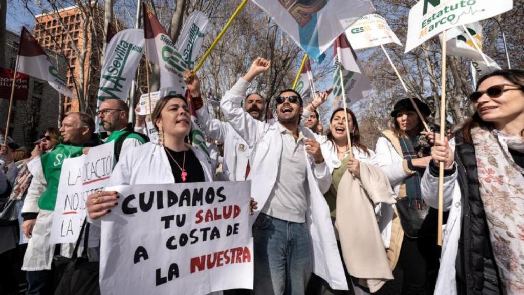 europapress-6516741-decenas-personas-concentracion-sindicatos-medicos-frente-ministerio-sanidad-1_4_800x450
