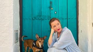 María Esteve junto a su perro durante unas vacaciones.