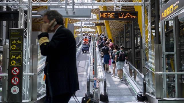 Imagen de archivo de un piloto en la termina 4 del aeropuerto de Barajas, en Madrid.