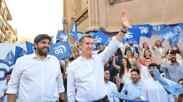 Fernando López Miras y Alberto Núñez Feijóo, este miércoles, en un acto del PP en la Plaza de los Apóstoles de Murcia.