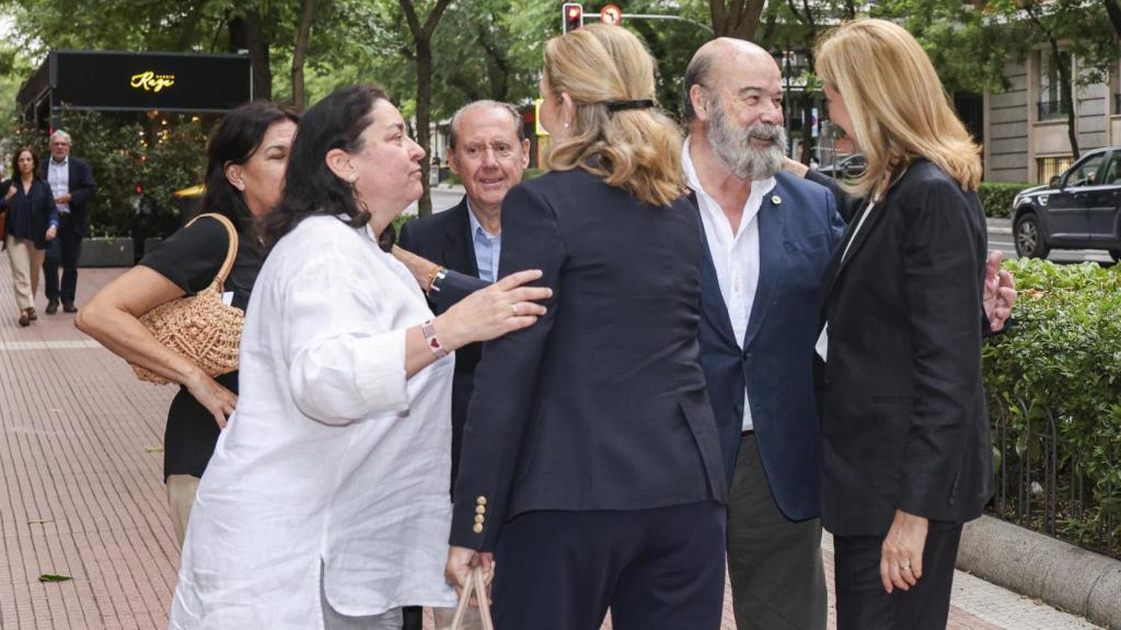 Antonio resina y su esposa, Ana Pérez-Lorente, saludan a los Infantas Elena y Cristina en el funeral de Paola Caprile.