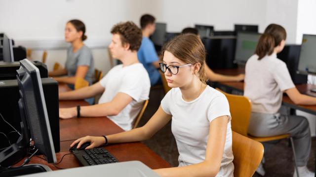Algunos estudiantes en clase, en una imagen de archivo