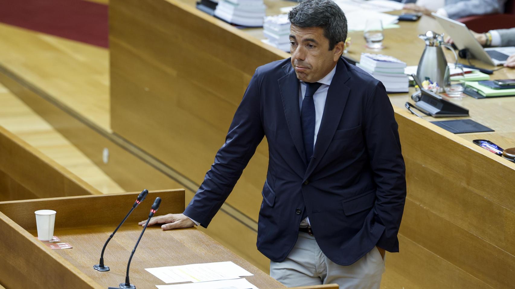 El president de la Generalitat, Carlos Mazón, reacciona durante el pleno de Les Corts Valencianes. Efe / Ana Escobar