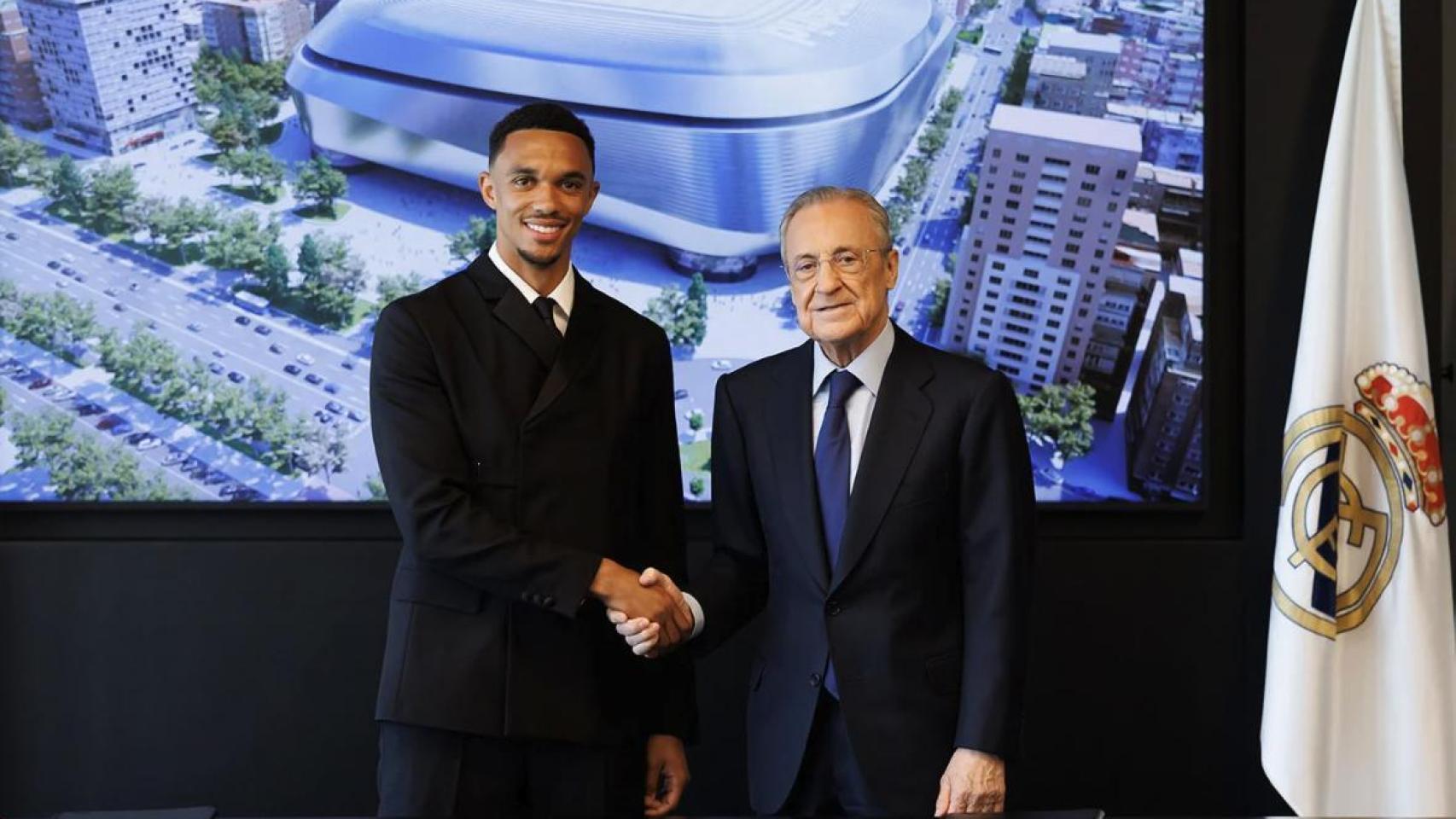 Trent Alexander-Arnold, junto a Florentino Pérez tras firmar el contrato con el Real Madrid