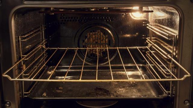 Un horno muy sucio.