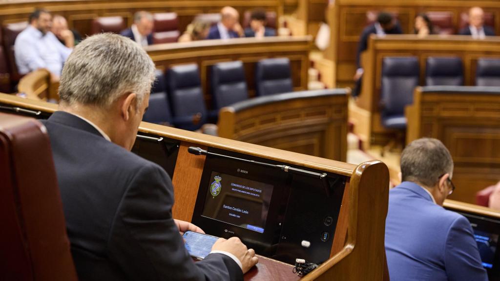 El secretario de Organización del PSOE, Santos Cerdán, este jueves en el escaño leyendo el informe de la UCO.