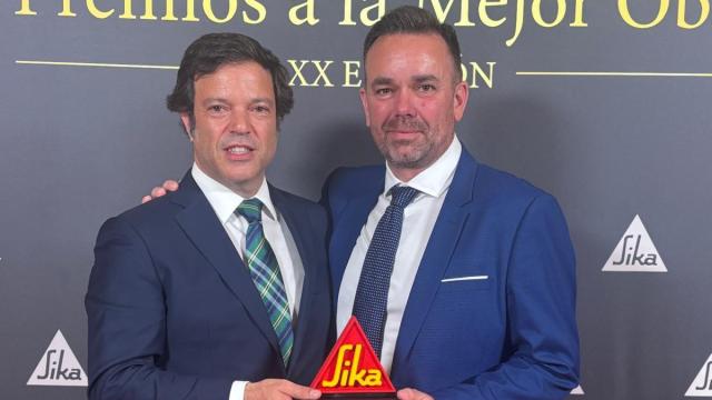 Pablo Justel, responsable del negocio de mantenimiento industrial y Alejandro García, jefe de obra, durante la recepción del Premio Sika