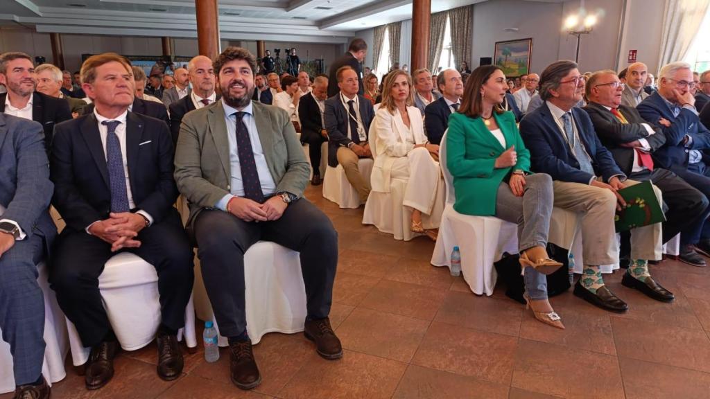 López Miras (2i) junto al presidente de Proexport, Mariano Zapata (i), este jueves.