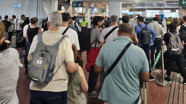 Un grupo de gente en la estación de Chamartín durante el jueves 12 de junio.