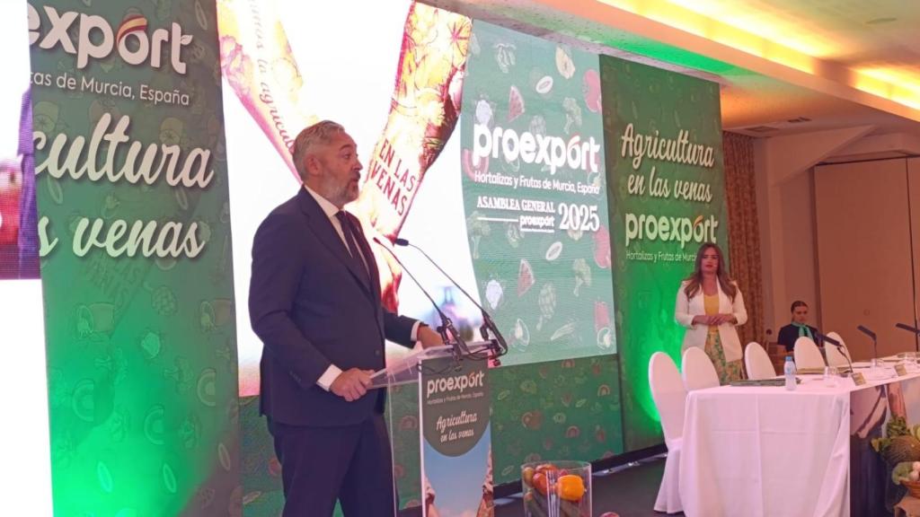 El alcalde de Santomera, Víctor Martínez, durante la apertura de la asamblea general de Proexport.