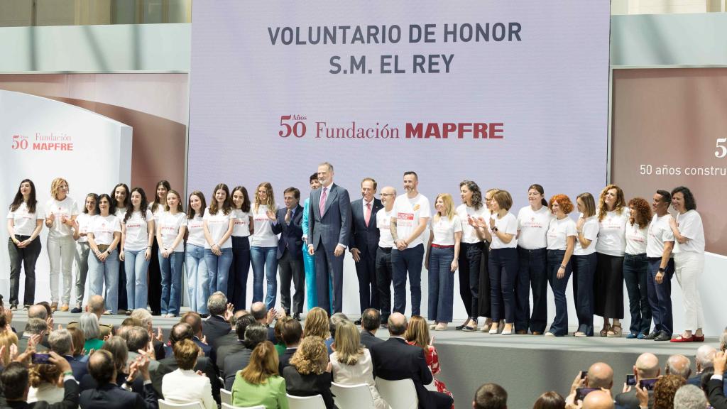 El Rey acompañado de Elma Saiz, José Luis Martínez-Almeida y y una representación de los voluntarios de la Fundación MAPFRE.