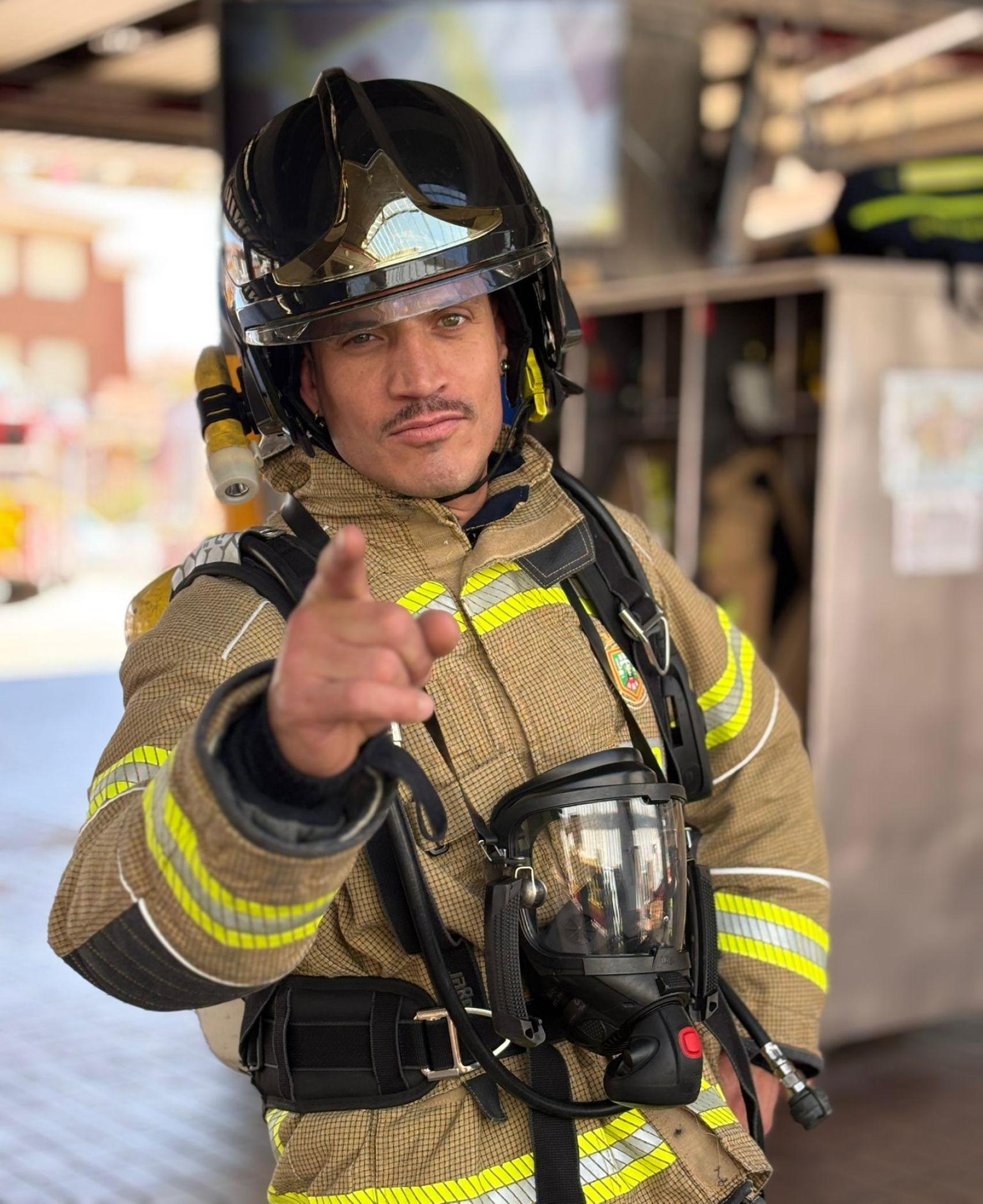 El chef Miguel Cobo durante su visita al parque de bomberos de Burgos