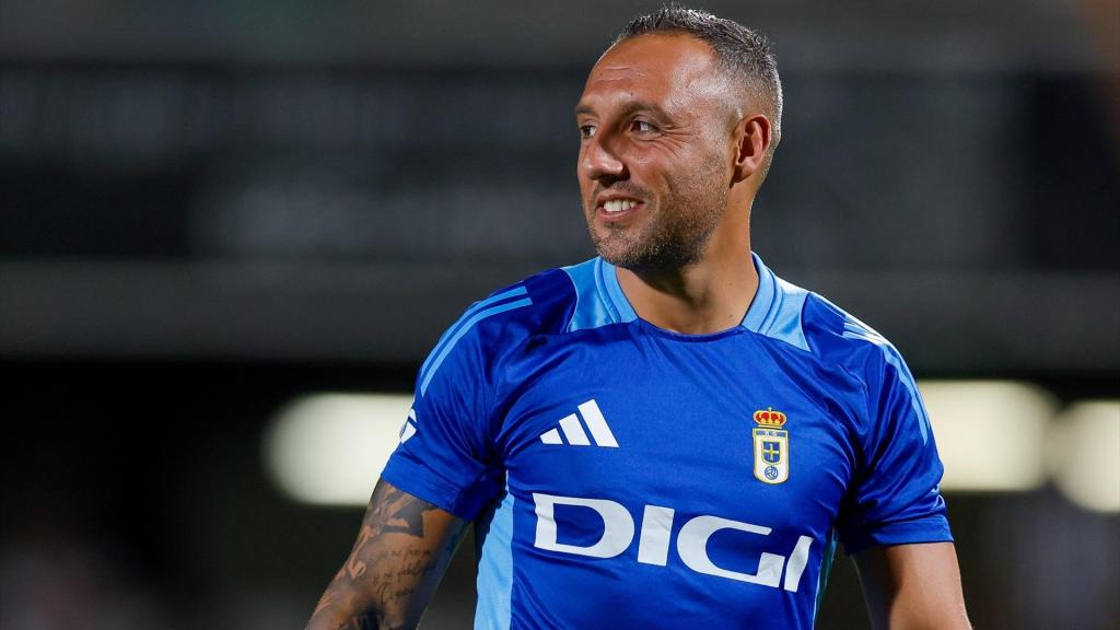 Santi Cazorla, en el calentamiento previo a un partido con el Oviedo.