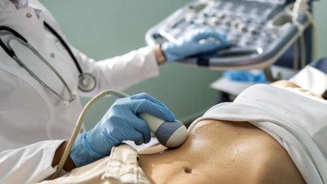 Una paciente se somete a una ecografía abdominal.