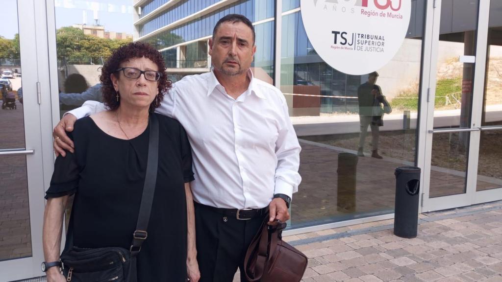 Ana Luisa y Blas, este jueves, en la Ciudad de la Justicia tras se informados de que no se repetía el juicio por el atropello mortal de Ana.