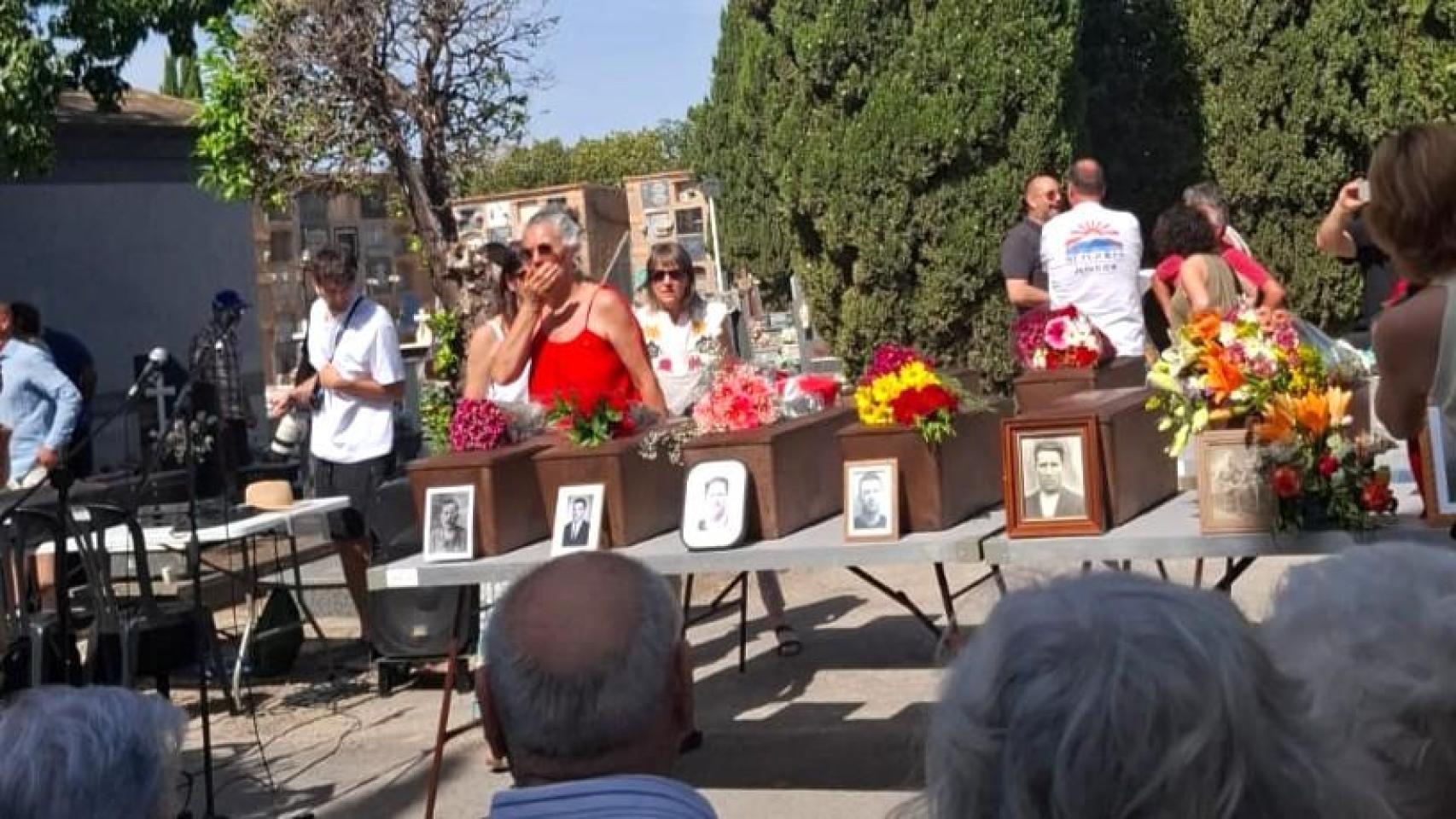 El acto de homenaje y entrega de los restos de las víctimas a sus familiares en el cementerio de Alicante.