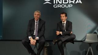 El presidente ejecutivo de Indra Group, Ángel Escribano, y el consejero delegado de Indra Group, José Vicente de los Mozos, en un encuentro con el ecosistema de la defensa español.