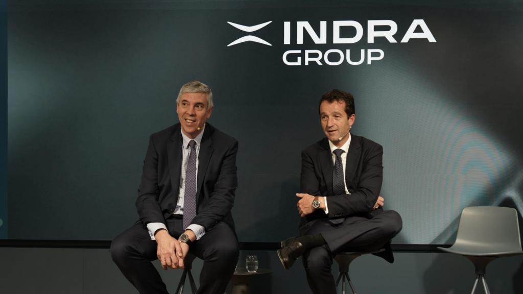El presidente ejecutivo de Indra Group, Ángel Escribano, y el consejero delegado de Indra Group, José Vicente de los Mozos, en un encuentro con el ecosistema de la defensa español.