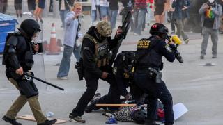 Agentes del orden detienen a un manifestante que bloqueaba la entrada del garaje del Edificio Federal de Los Ángeles, tras múltiples detenciones realizadas por el Servicio de Inmigración y Control de Aduanas (ICE), en el centro de Los Ángeles, California, EE. UU., 6 de junio de 2025.