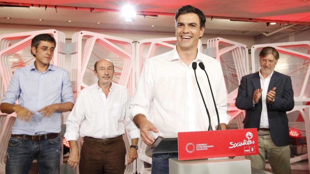 Eduardo Madina (i) y José Antonio Pérez Tapias (d), con Pedro Sánchez en el atril y el entonces líder del PSOE, Alfredo Pérez Rubalcaba, en la campaña de las primarias de 2014.