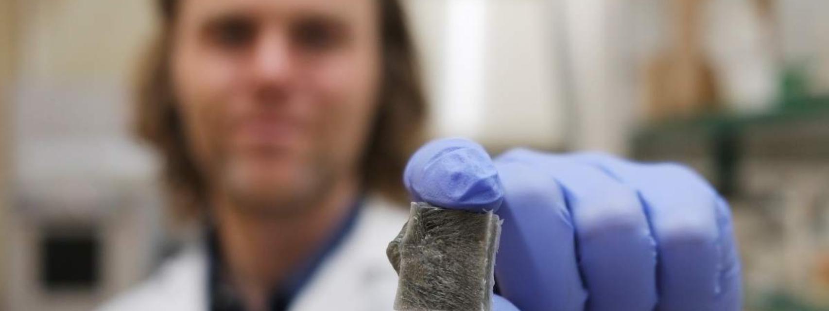 Uno de los investigadores mostrando el material aislante