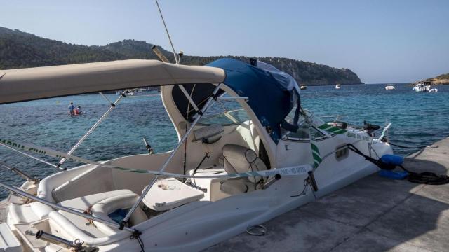 La embarcación es una Sea Ray 270 Sundancer de 27 pies.