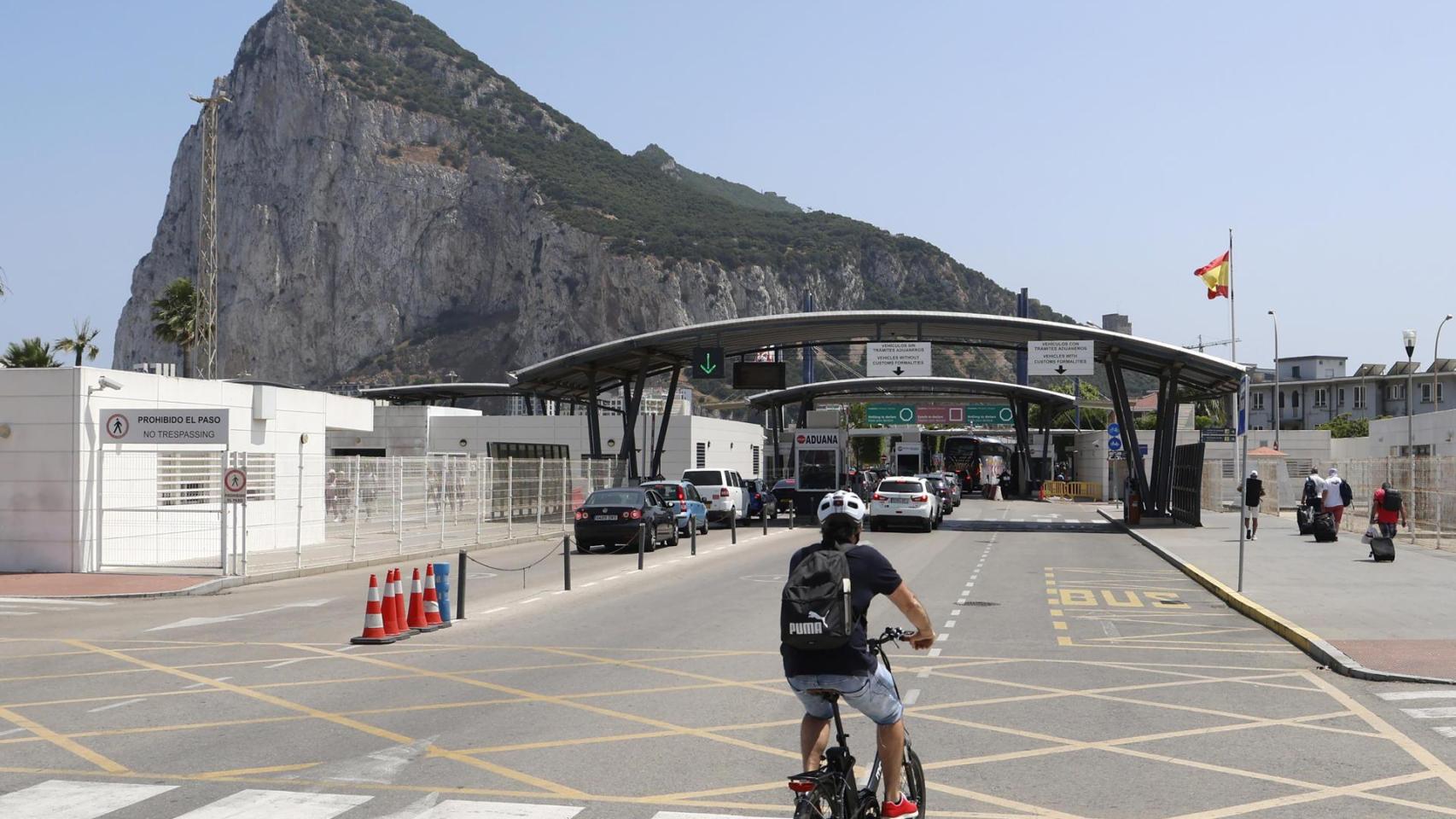 Un ciclista se dirige a cruzar la frontera entre España y Gibraltar.