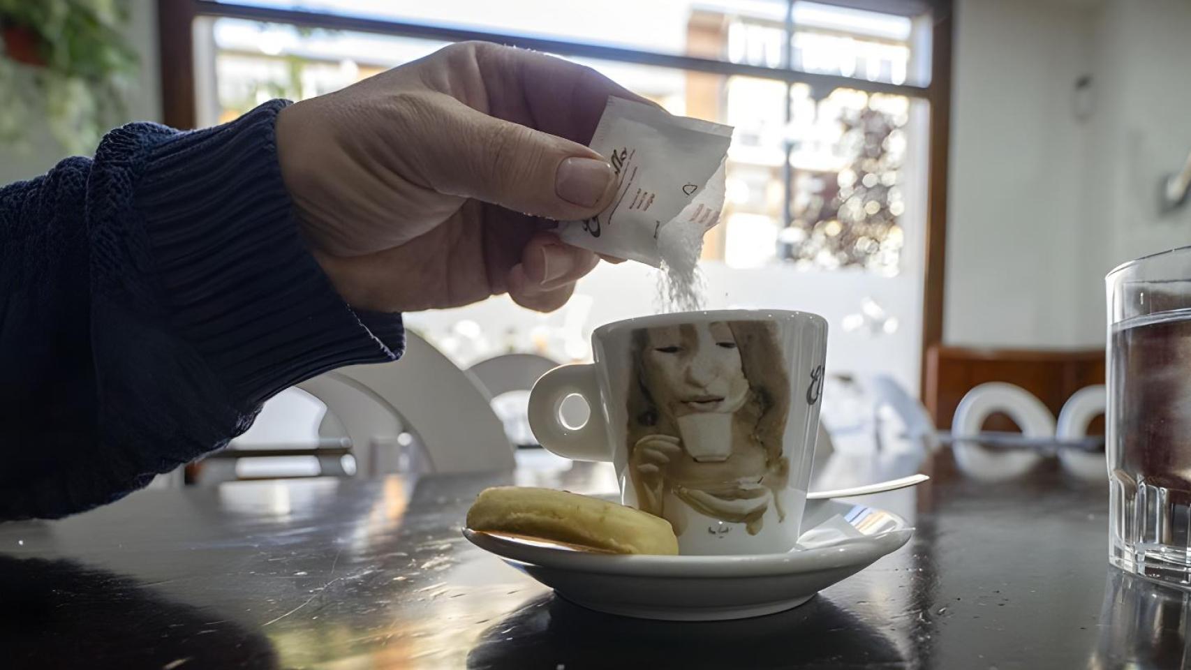 Un hombre se toma un café en un bar de Teruel.