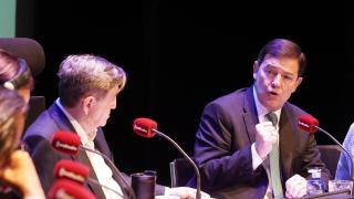 El presidente de la Junta, Alfonso Fernández Mañueco, participa en el programa 'Es la mañana de Federico', de esRadio, junto al periodista Federico Jiménez Losantos