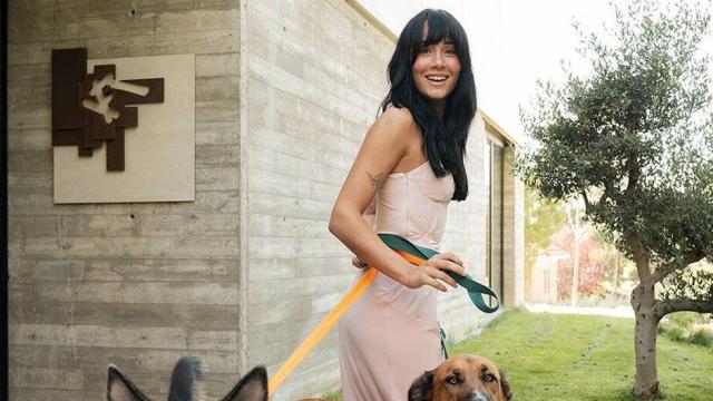 Aitana con sus perras en la entrada de su casa.