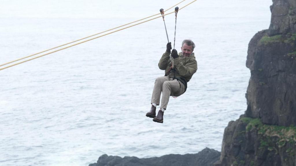 El rey Federico de Dinamarca, subió a una pullolin en las Islas Feroe.