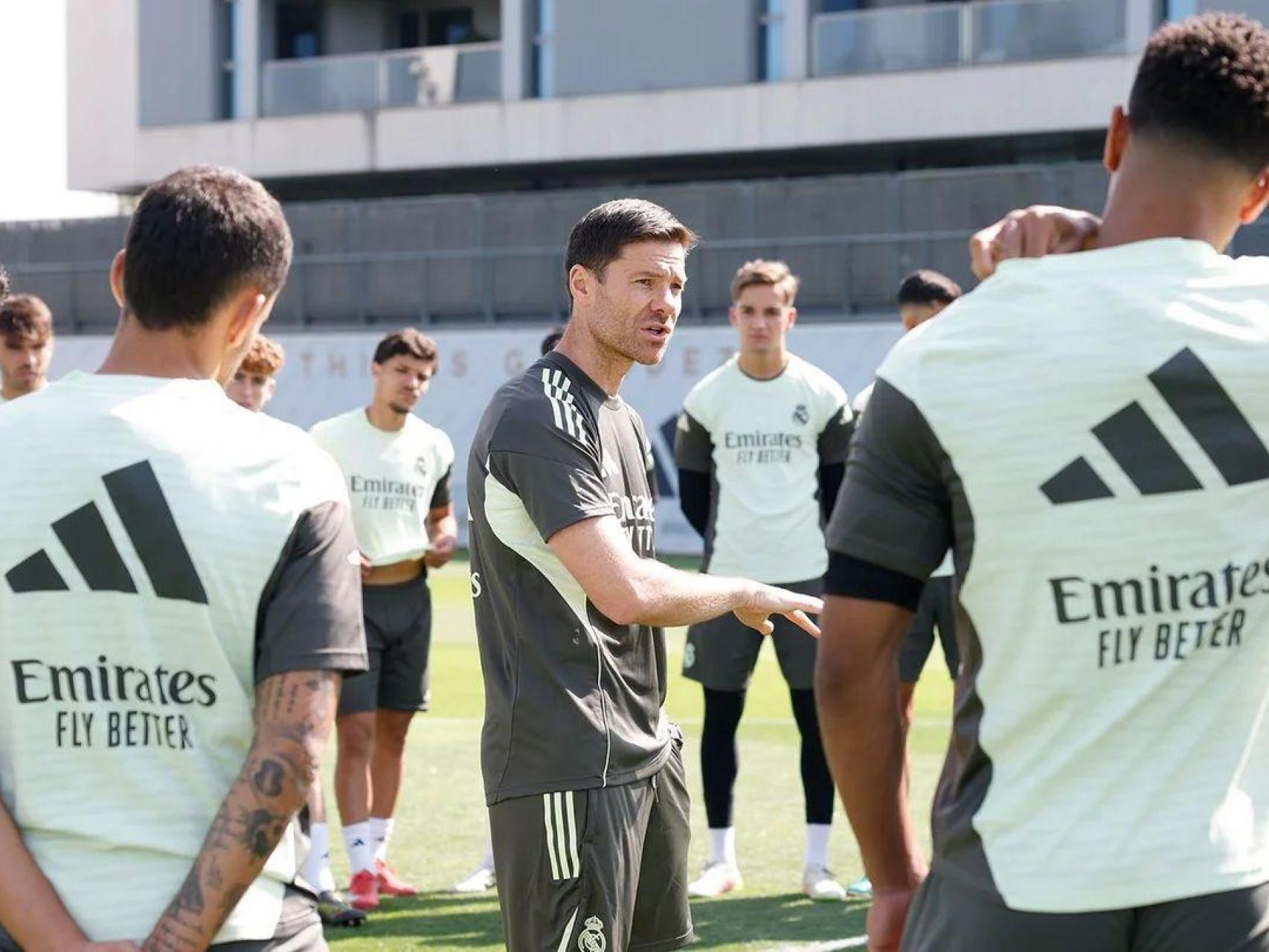 Xabi Alonso habla con sus futbolistas durante un entrenamiento.