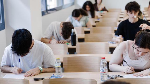 Alumnos haciendo la PAU