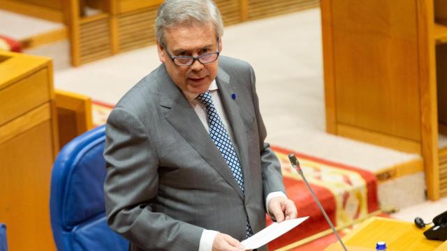 El conselleiro de Sanidade, Antonio Gómez Caamaño, responde a una pregunta oral en el Parlamento de Galicia