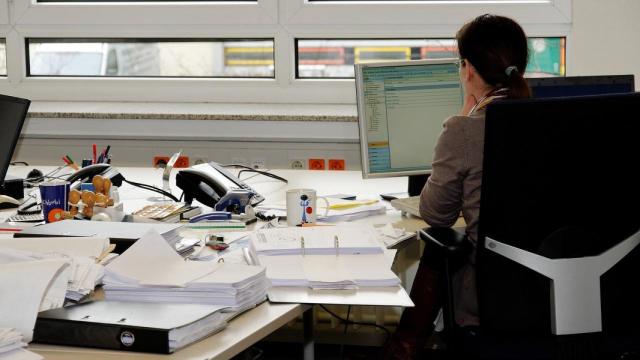 Una mujer trabaja en una oficina.