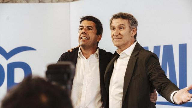 Carlos Mazón y Alberto Núñez Feijóo, en el último acto del PP en Alicante. Roberto Plaza / Europa Press